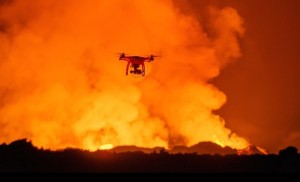 Nustojus vidurį skrydžio veikti GoPro, Eric pasinaudojo nuotolinio valdymo pulto kontrolės zonos funkcija ir kvadrokopteris automatiškai grįžo. Prisiartinus per arti besiveržiančio ugnikalnio, GoPro kameros priekis išsilydė. Nuotr. Eric Cheng